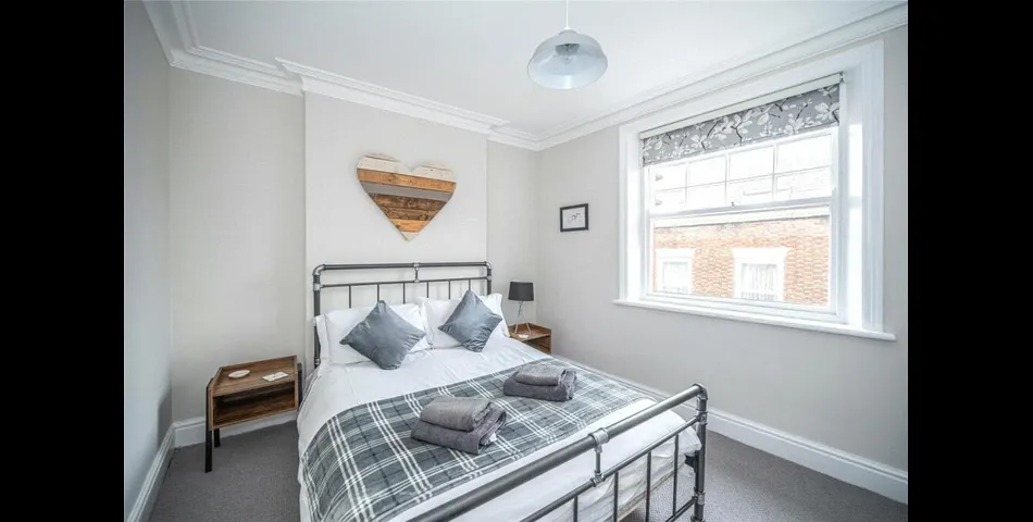 Three Bedroom Cottage - Ideal Holiday Let - Whitby (YO21)
