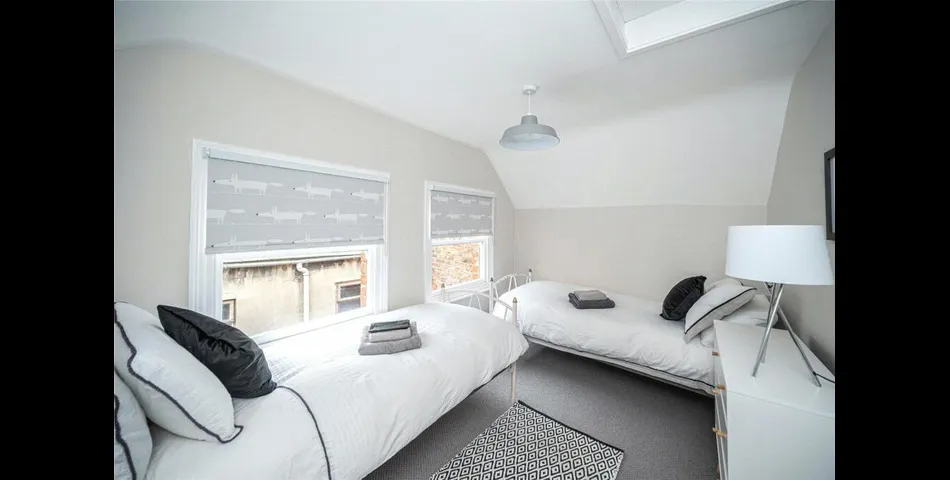 Three Bedroom Cottage - Ideal Holiday Let - Whitby (YO21)