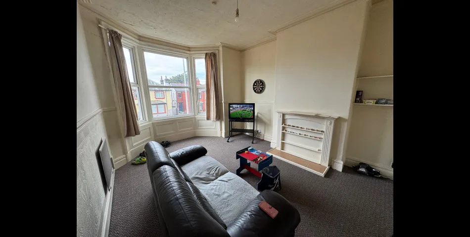Block of 4 Flats (3x 1 Beds & 1x 2 Beds) - fully let at £19,448 p/annum - Blackpool (FY4)