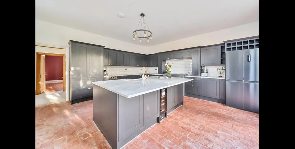 Substantial Country Home Set Within Stunning Grounds of circa 2 acres - Welby Warren Manor House - Grantham (NG32)