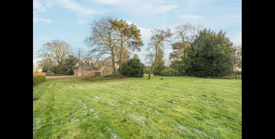Substantial Country Home Set Within Stunning Grounds of circa 2 acres - Welby Warren Manor House - Grantham (NG32)