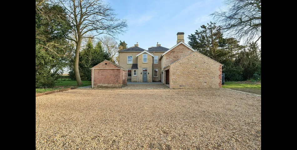 Substantial Country Home Set Within Stunning Grounds of circa 2 acres - Welby Warren Manor House - Grantham (NG32)