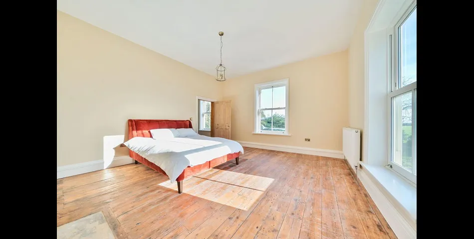Substantial Country Home Set Within Stunning Grounds of circa 2 acres - Welby Warren Manor House - Grantham (NG32)
