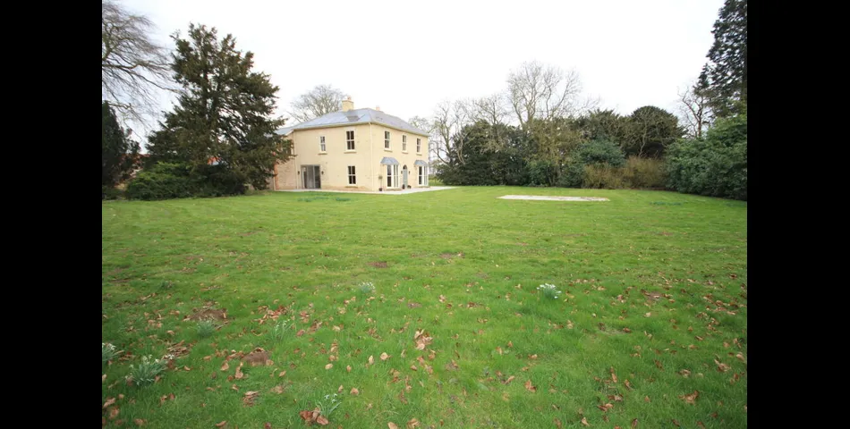Substantial Country Home Set Within Stunning Grounds of circa 2 acres - Welby Warren Manor House - Grantham (NG32)