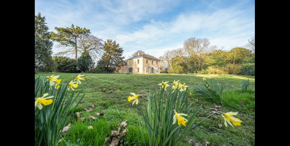 Substantial Country Home Set Within Stunning Grounds of circa 2 acres - Welby Warren Manor House - Grantham (NG32)