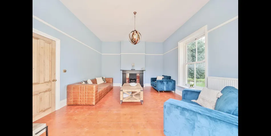 Substantial Country Home Set Within Stunning Grounds of circa 2 acres - Welby Warren Manor House - Grantham (NG32)