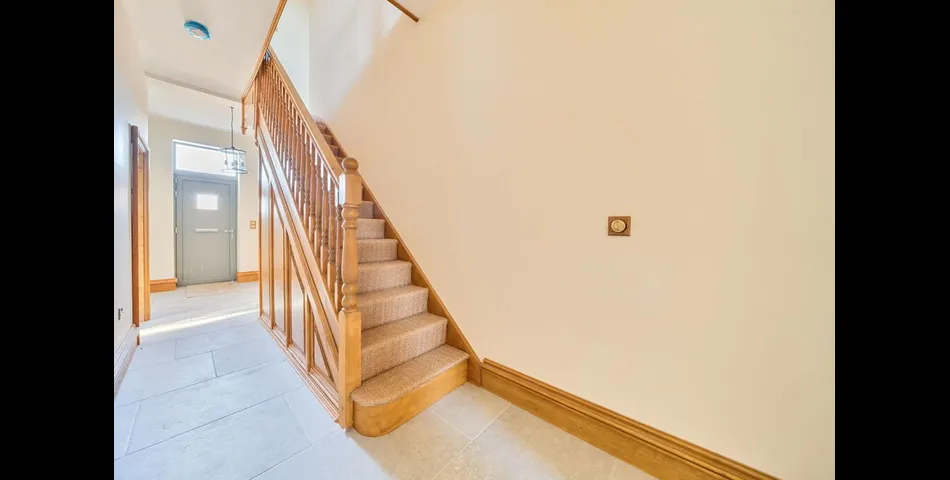 Substantial Country Home Set Within Stunning Grounds of circa 2 acres - Welby Warren Manor House - Grantham (NG32)