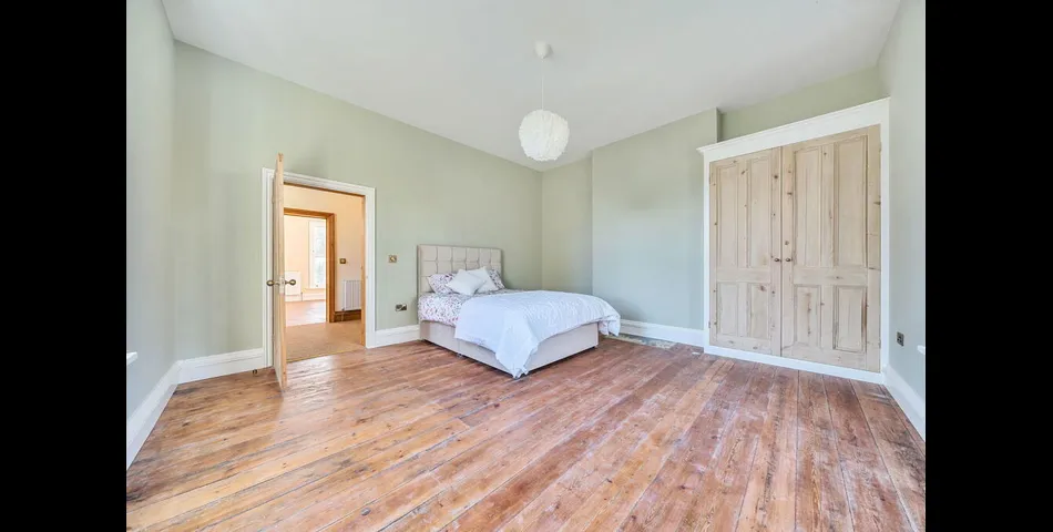 Substantial Country Home Set Within Stunning Grounds of circa 2 acres - Welby Warren Manor House - Grantham (NG32)