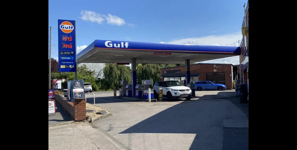 FREEHOLD PETROL STATION, RETAIL SHOP, TWO BEDROOM FLAT & MECHANICS - Preston (PR2)