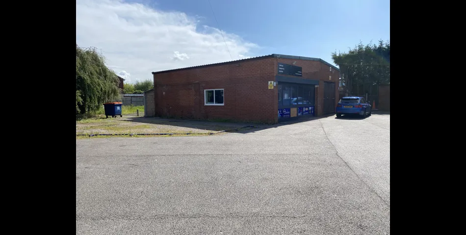 FREEHOLD PETROL STATION, RETAIL SHOP, TWO BEDROOM FLAT & MECHANICS - Preston (PR2)