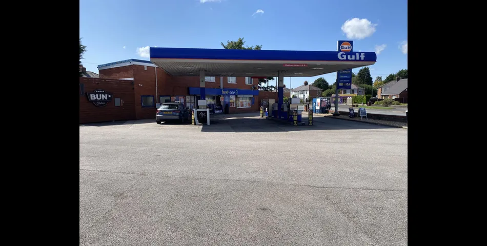 FREEHOLD PETROL STATION, RETAIL SHOP, TWO BEDROOM FLAT & MECHANICS - Preston (PR2)