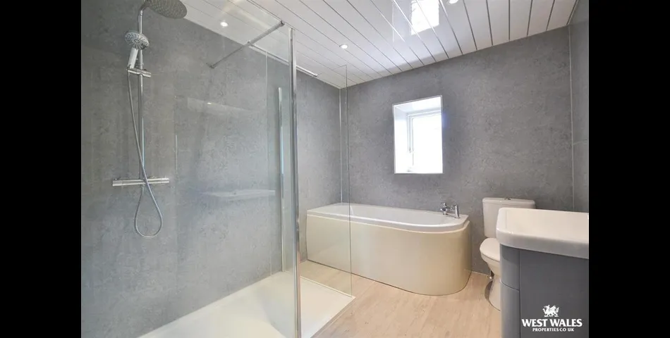 Three Bedroom Semi Detached home with Cafe Facility - Planning Permissions to convert into Residential - Cardigan (SA43)