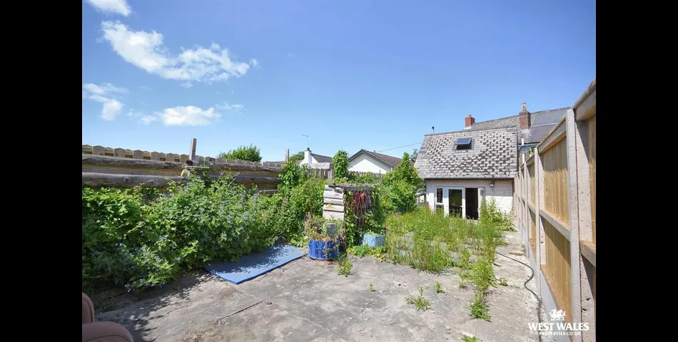 Three Bedroom Semi Detached home with Cafe Facility - Planning Permissions to convert into Residential - Cardigan (SA43)