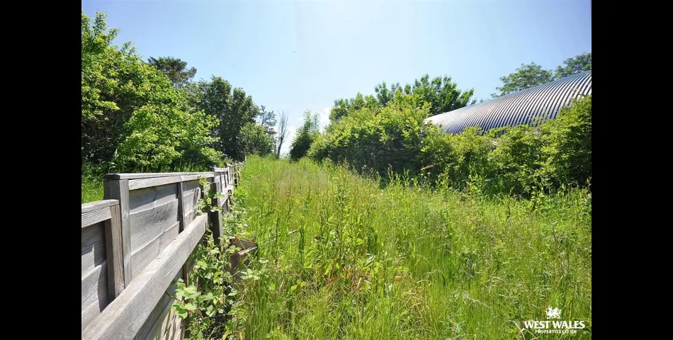 Three Bedroom Semi Detached home with Cafe Facility - Planning Permissions to convert into Residential - Cardigan (SA43)