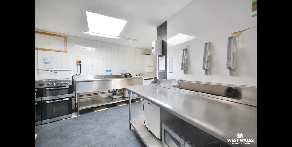 Three Bedroom Semi Detached home with Cafe Facility - Planning Permissions to convert into Residential - Cardigan (SA43)