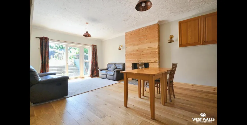 Three Bedroom Semi Detached home with Cafe Facility - Planning Permissions to convert into Residential - Cardigan (SA43)