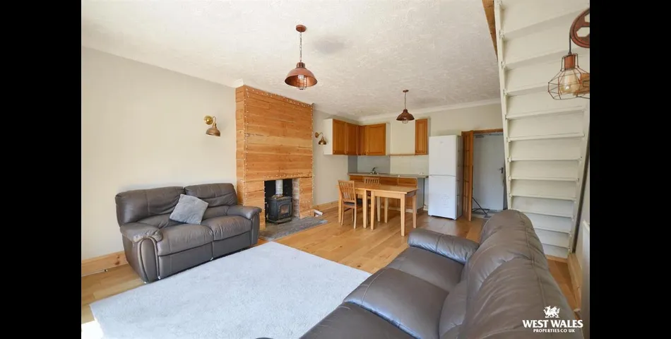 Three Bedroom Semi Detached home with Cafe Facility - Planning Permissions to convert into Residential - Cardigan (SA43)