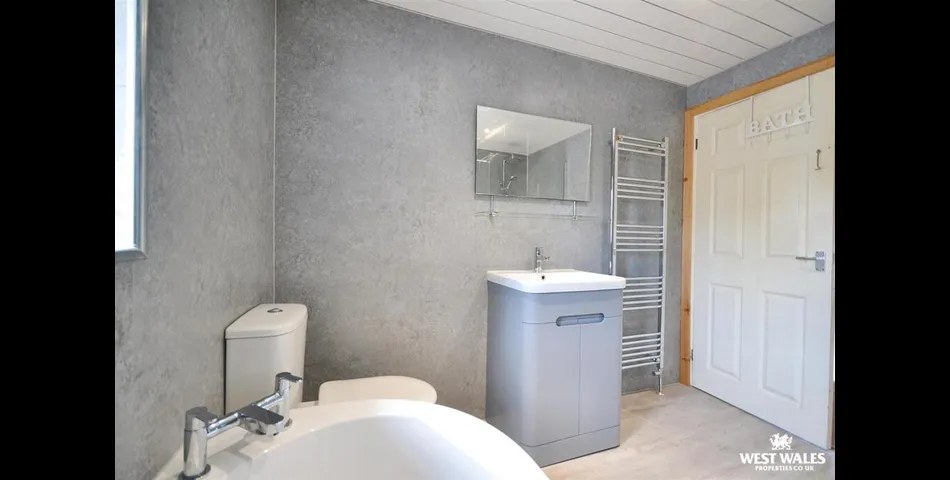 Three Bedroom Semi Detached home with Cafe Facility - Planning Permissions to convert into Residential - Cardigan (SA43)