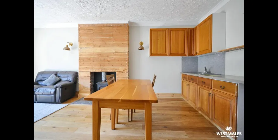 Three Bedroom Semi Detached home with Cafe Facility - Planning Permissions to convert into Residential - Cardigan (SA43)