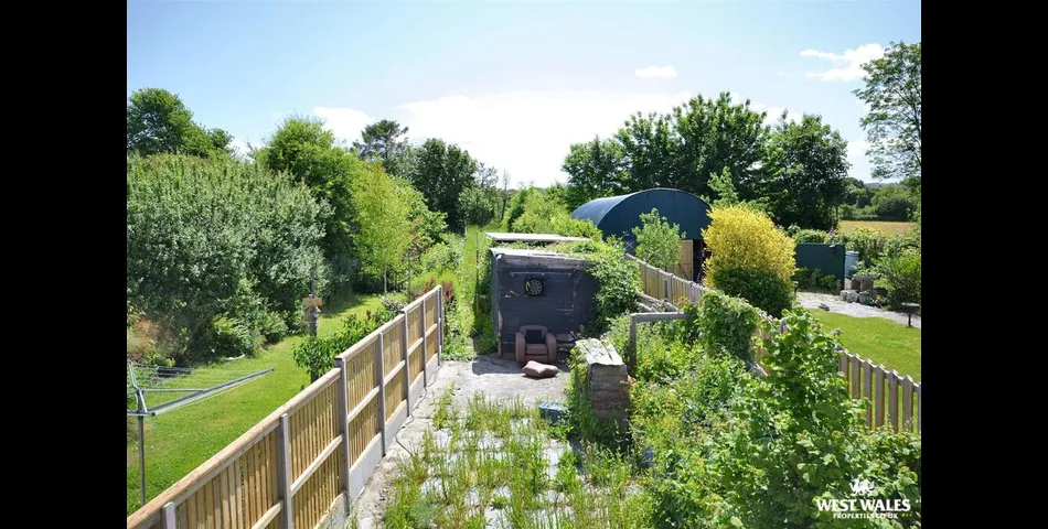 Three Bedroom Semi Detached home with Cafe Facility - Planning Permissions to convert into Residential - Cardigan (SA43)
