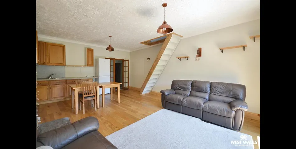 Three Bedroom Semi Detached home with Cafe Facility - Planning Permissions to convert into Residential - Cardigan (SA43)