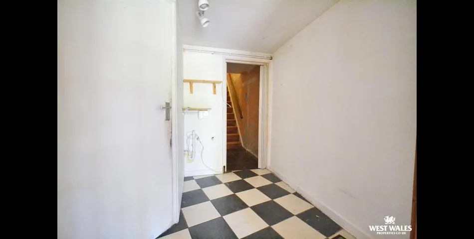 Three Bedroom Semi Detached home with Cafe Facility - Planning Permissions to convert into Residential - Cardigan (SA43)