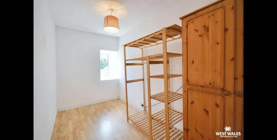 Three Bedroom Semi Detached home with Cafe Facility - Planning Permissions to convert into Residential - Cardigan (SA43)