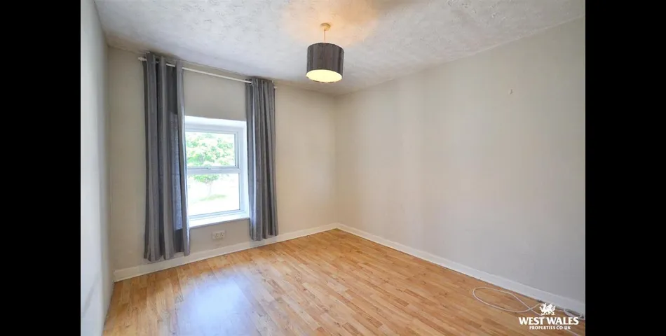Three Bedroom Semi Detached home with Cafe Facility - Planning Permissions to convert into Residential - Cardigan (SA43)
