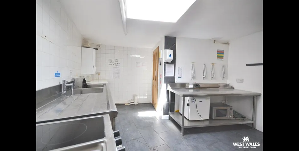 Three Bedroom Semi Detached home with Cafe Facility - Planning Permissions to convert into Residential - Cardigan (SA43)