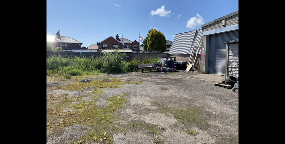 FREEHOLD PETROL STATION, RETAIL SHOP, TWO BEDROOM FLAT & MECHANICS - Preston (PR2)