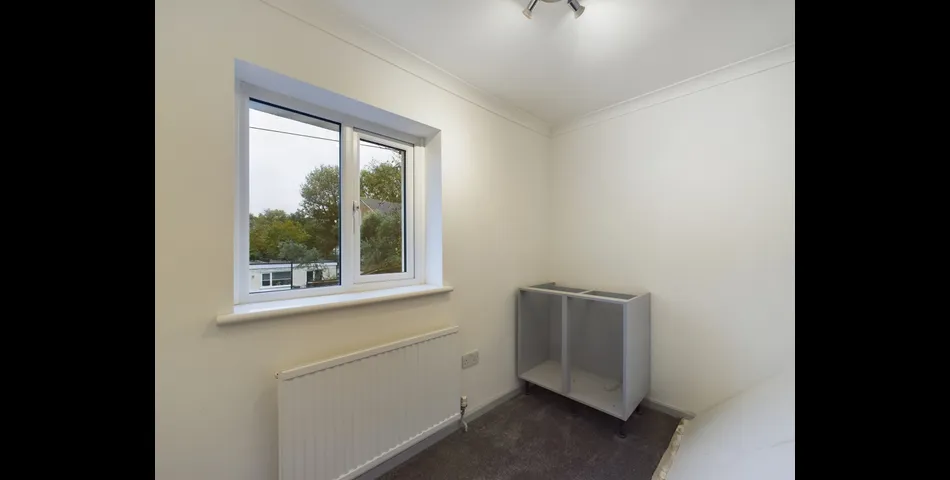 Renovated Four Bedroom End of Terrace Home - Crawley (RH11)