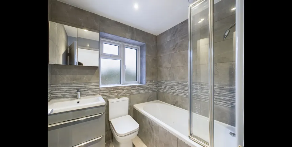 Renovated Four Bedroom End of Terrace Home - Crawley (RH11)