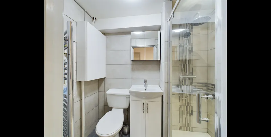 Renovated Four Bedroom End of Terrace Home - Crawley (RH11)