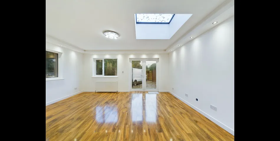 Renovated Four Bedroom End of Terrace Home - Crawley (RH11)