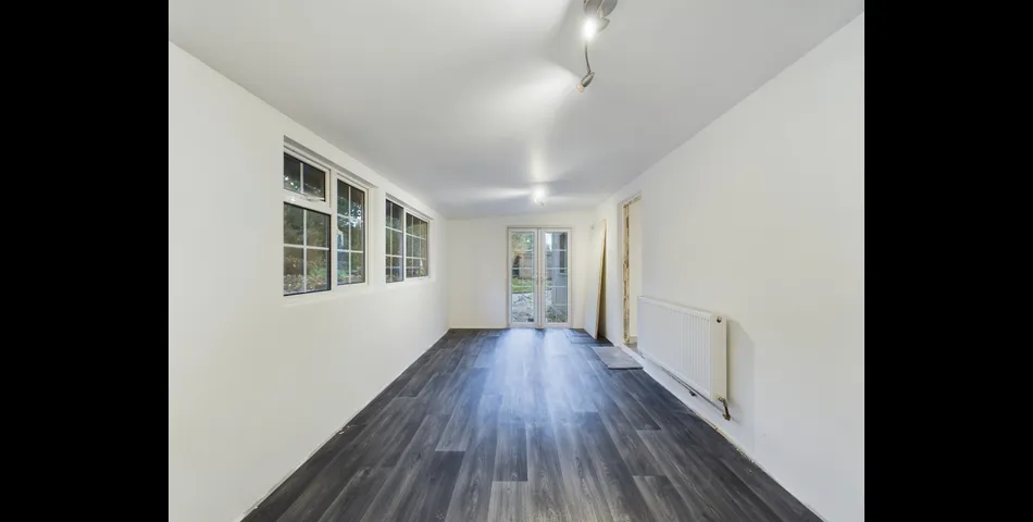 Renovated Four Bedroom End of Terrace Home - Crawley (RH11)