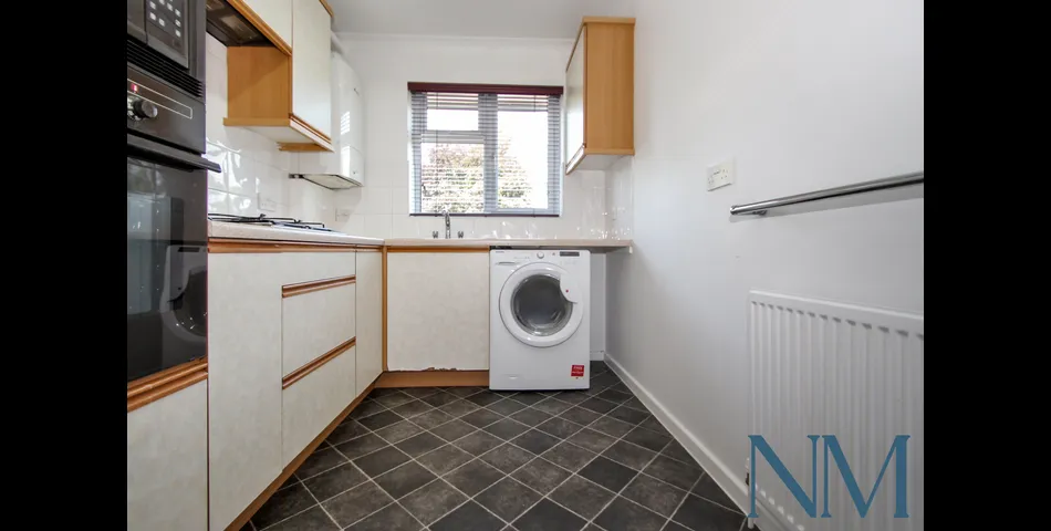 Modern One Bedroom Flat - Perfect Investment (Yields 8.5%) or First Time Buy - Redhill, Surrey (RH1)