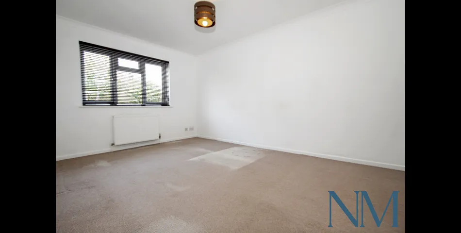 Modern One Bedroom Flat - Perfect Investment (Yields 8.5%) or First Time Buy - Redhill, Surrey (RH1)