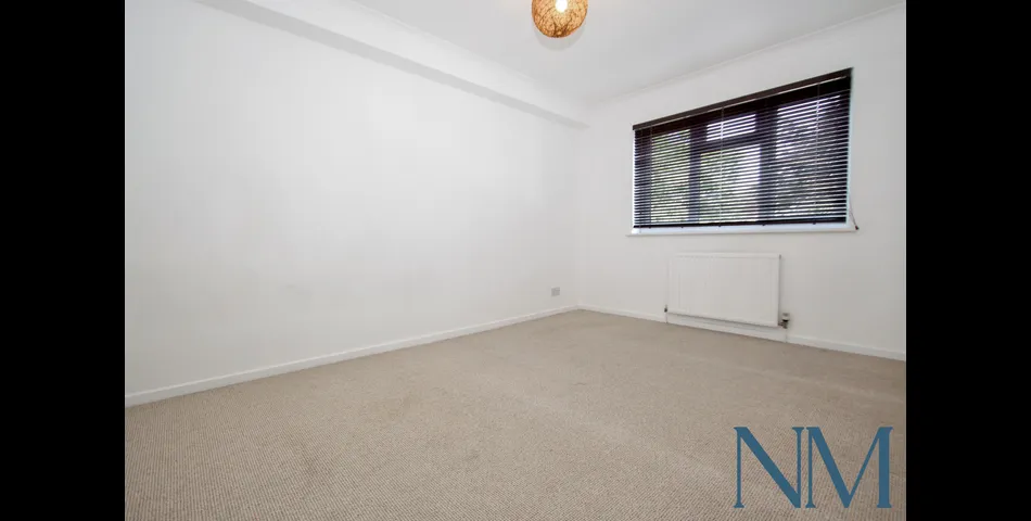 Modern One Bedroom Flat - Perfect Investment (Yields 8.5%) or First Time Buy - Redhill, Surrey (RH1)