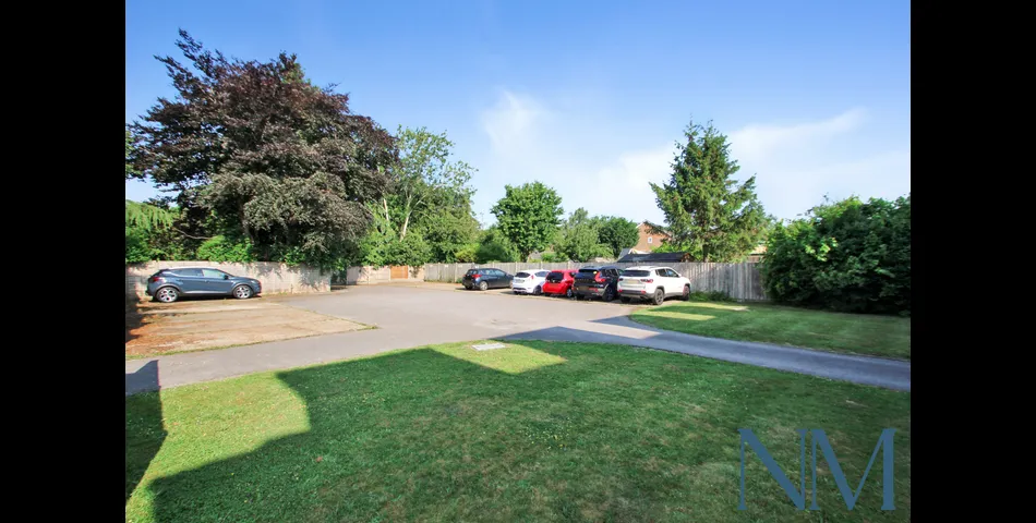 Modern One Bedroom Flat - Perfect Investment (Yields 8.5%) or First Time Buy - Redhill, Surrey (RH1)