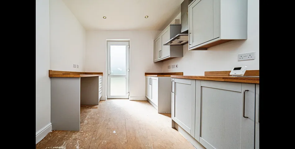 Renovated Two Bedroom Semi Detached Bungalow - Gardens & Off Road Parking -  Pocklington (YO42)