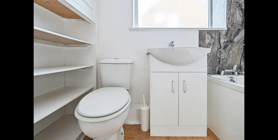 Renovated Two Bedroom Semi Detached Bungalow - Gardens & Off Road Parking -  Pocklington (YO42)