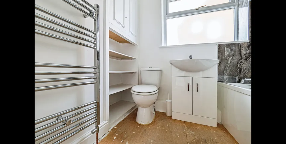 Renovated Two Bedroom Semi Detached Bungalow - Gardens & Off Road Parking -  Pocklington (YO42)