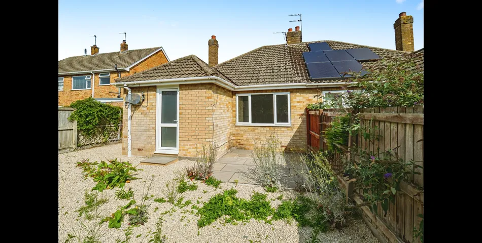 Renovated Two Bedroom Semi Detached Bungalow - Gardens & Off Road Parking -  Pocklington (YO42)