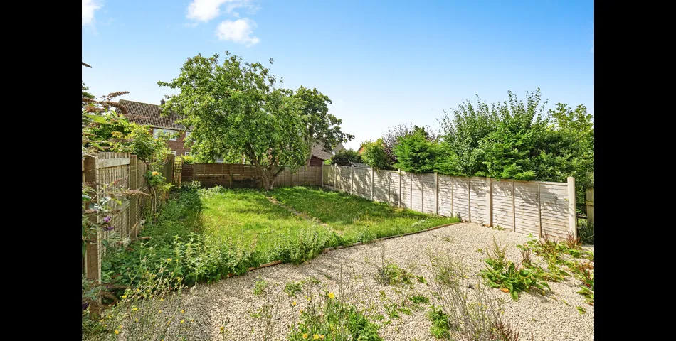 Renovated Two Bedroom Semi Detached Bungalow - Gardens & Off Road Parking -  Pocklington (YO42)
