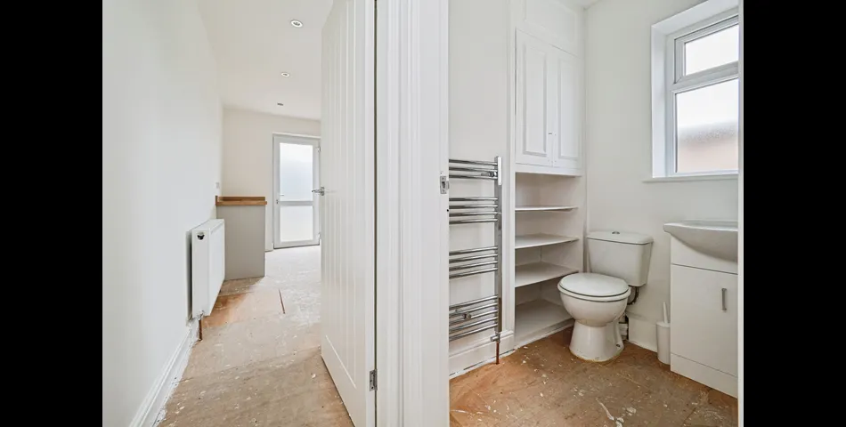Renovated Two Bedroom Semi Detached Bungalow - Gardens & Off Road Parking -  Pocklington (YO42)