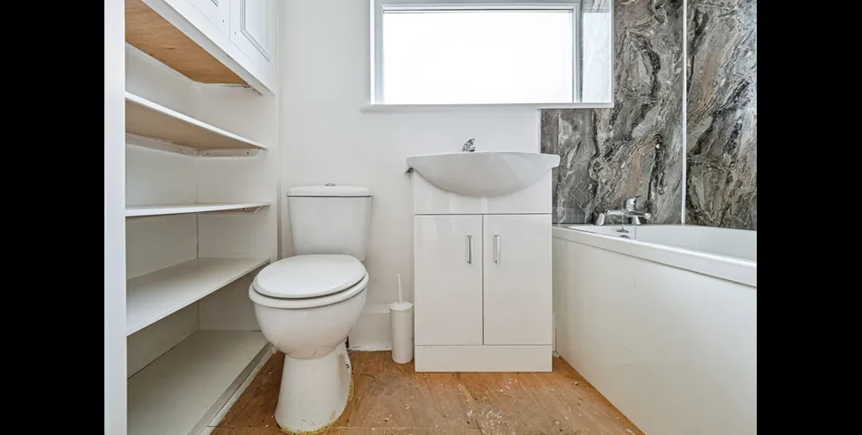 Renovated Two Bedroom Semi Detached Bungalow - Gardens & Off Road Parking -  Pocklington (YO42)