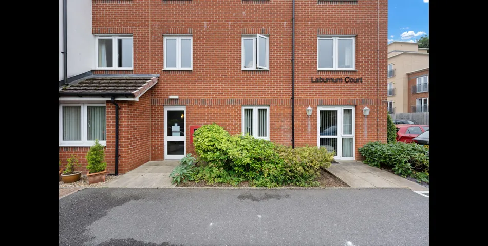 One Bedroom Apartment - Over 60's Development - Uxbridge (UB8)