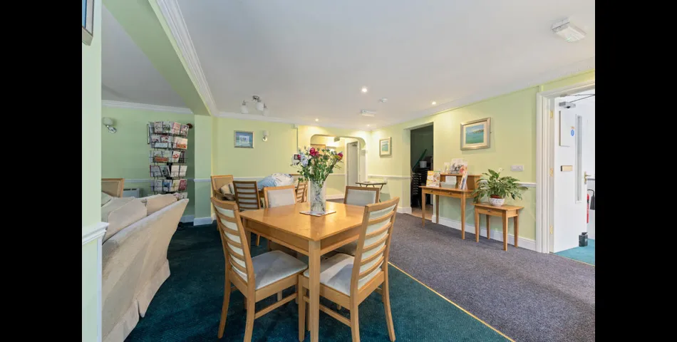 One Bedroom Apartment - Over 60's Development - Uxbridge (UB8)