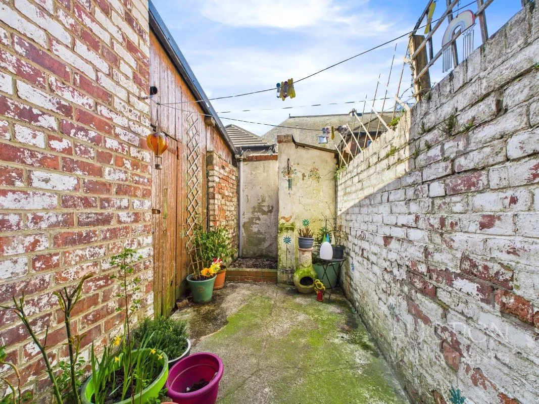 8 Hadrian Road, Newcastle upon Tyne, Tyne and Wear, NE4 9AR