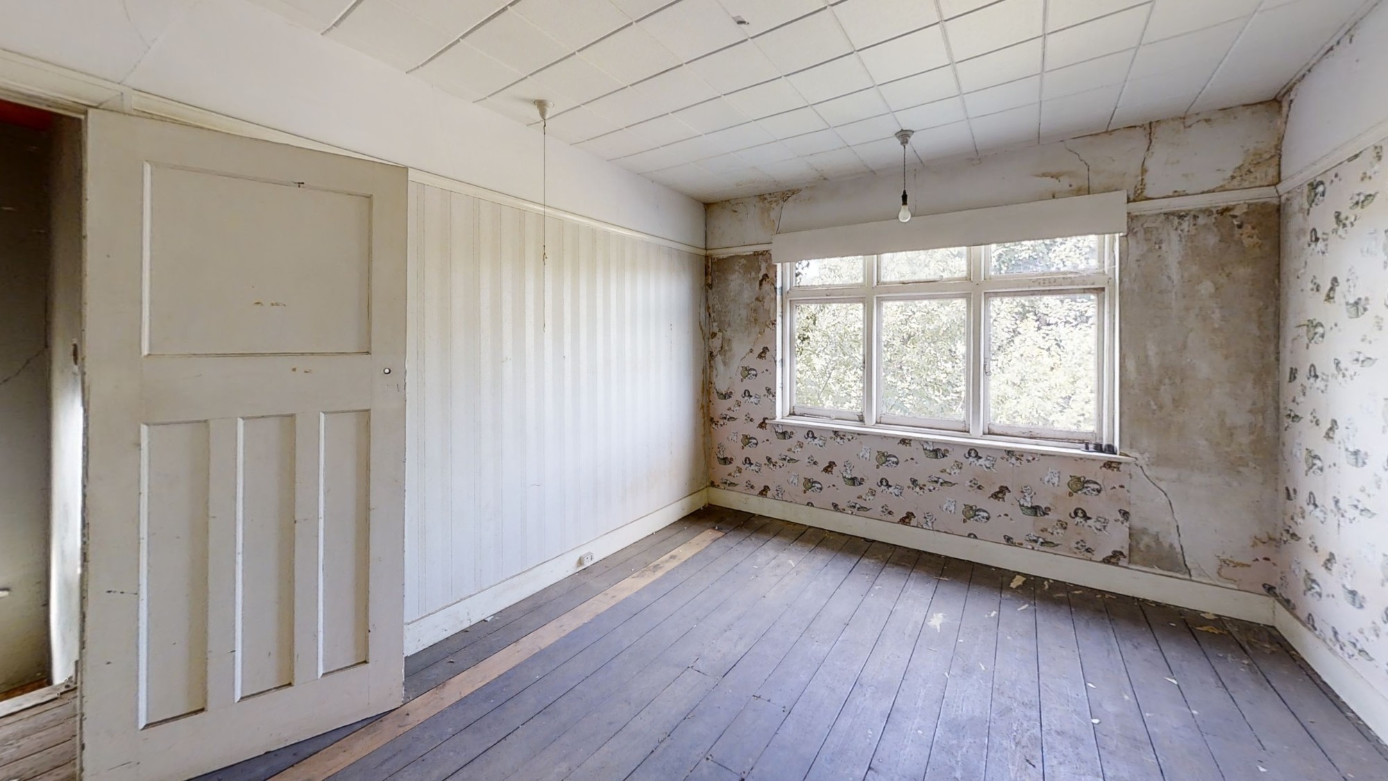 32 Banstead Road, Carshalton, Surrey SM5 3NR
